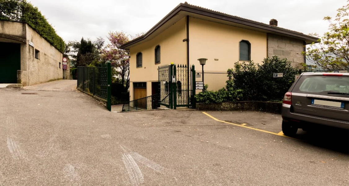 JOIVY Garden Oasis: 1BR Apt w/ Balcony & Parking