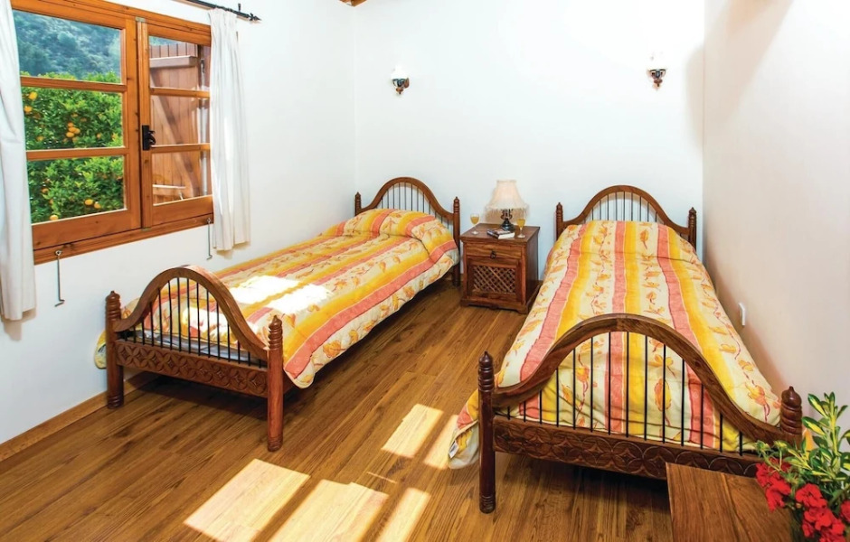 Amazing Home in Miliou Paphos With 3 Bedrooms, Outdoor Swimming Pool and Swimming Pool