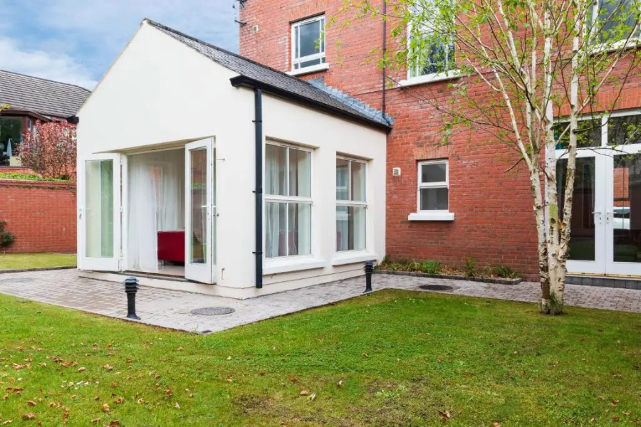 Modern, luxury suites with private bathrooms close to city centre