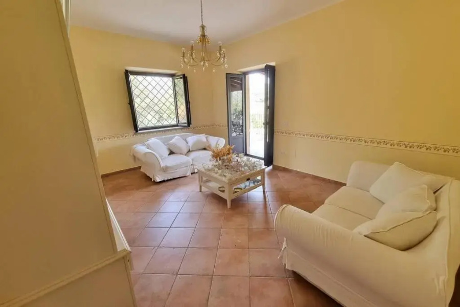 Villa in 8 Ettari di Campagna, a 20' Dal Mare