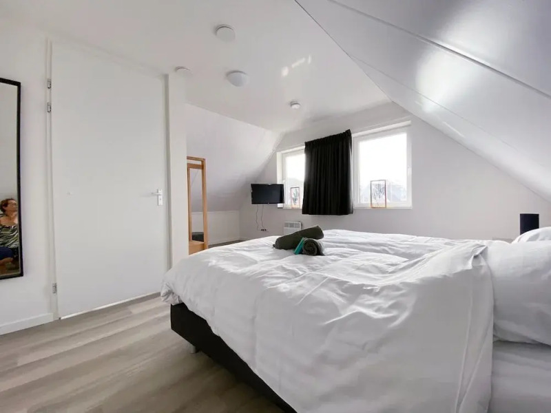 Lakeview Villa With Swimming and Fishing Pier