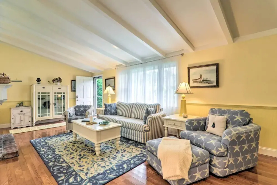 Charming Hyannis Cottage: 1 Mi to Beach!
