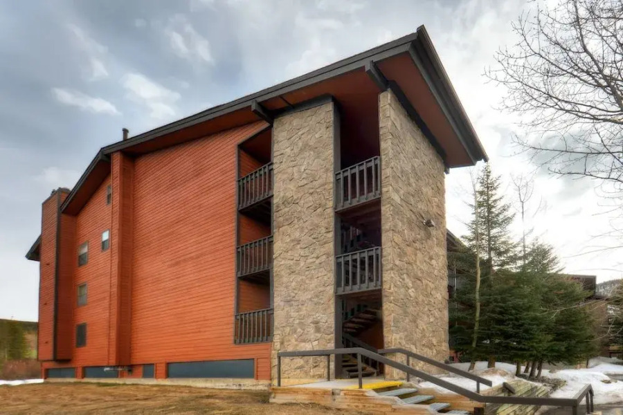 Mountainside Condominiums by CRMR