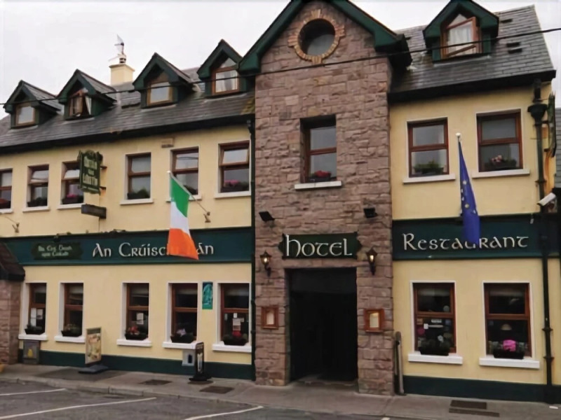 An Crúiscín Lán Hotel