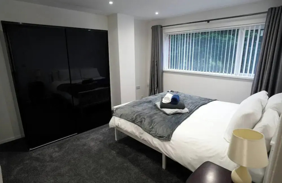 4 bed House - Private Garden - Free Parking