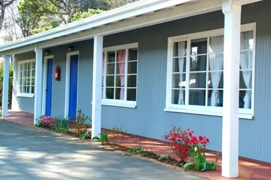 Tillicum Beach Motel (Deane's Oceanfront Lodge)