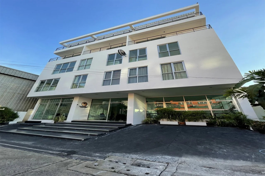 RQ Bangkok Sukhumvit 50 by Collection O