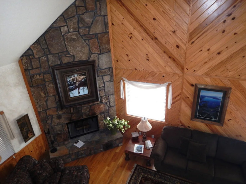 Luxury, loft, log-sided two bedroom Harbor North cottage on Lake Ouachita. by RedAwning