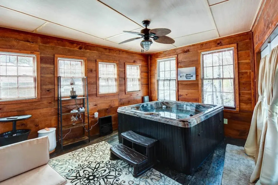 Cleveland Cabin w/ Private Hot Tub ~ 7 Mi to Helen