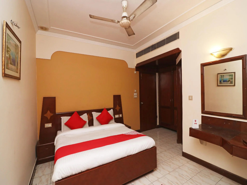 Collection O 23171 Hotel Heights