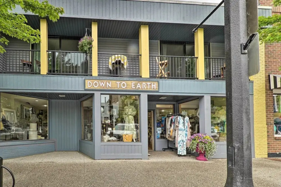 Cute Grand Haven Apartment: Walk Downtown Streets!