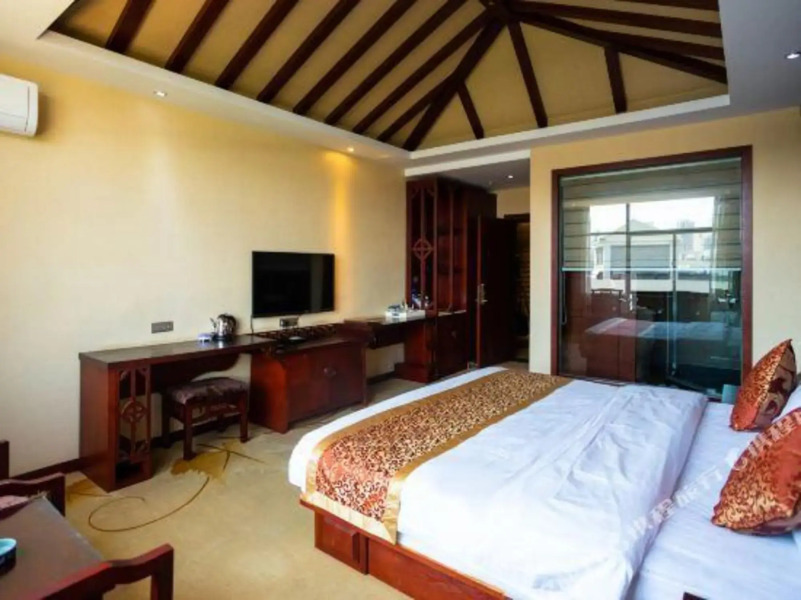 Maitreya Sanlong Hotel (Huquan Hot Spring Ecological Park Honghe Water Town Branch)