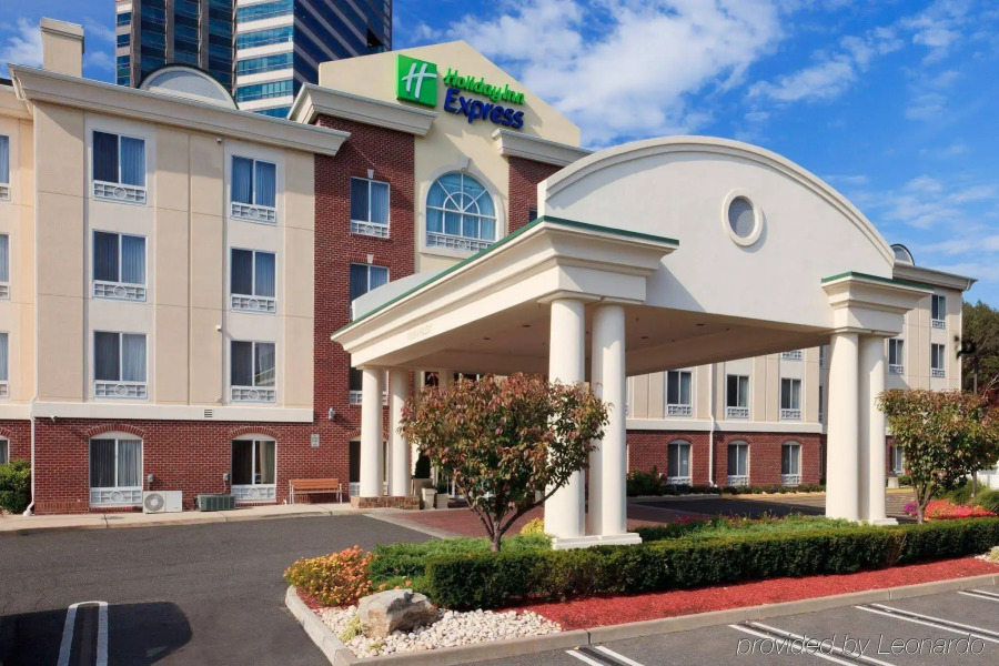 Holiday Inn Express Tower Center by IHG