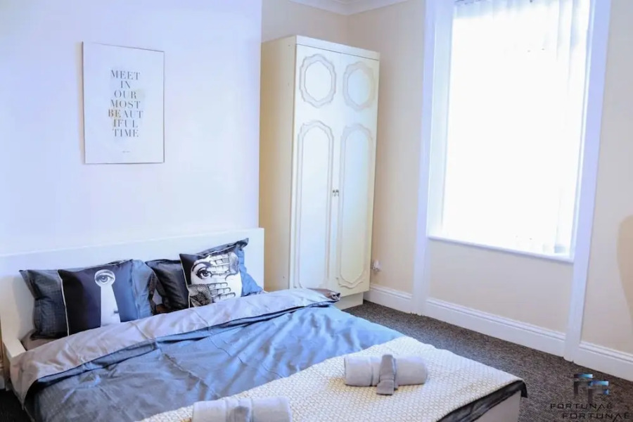 Beautiful 5-bed House Roker Beach