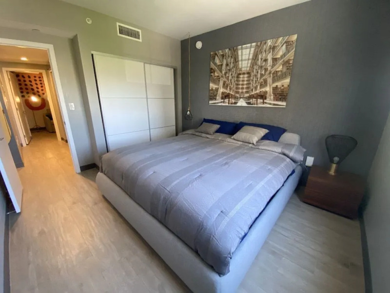 King Bed Full Service Apt