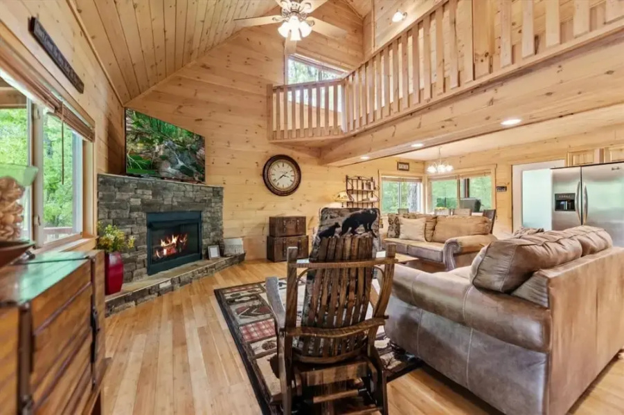 Firefly-pristine Mountain Cabin With hot tub Screened Porch Fire pit Wifi