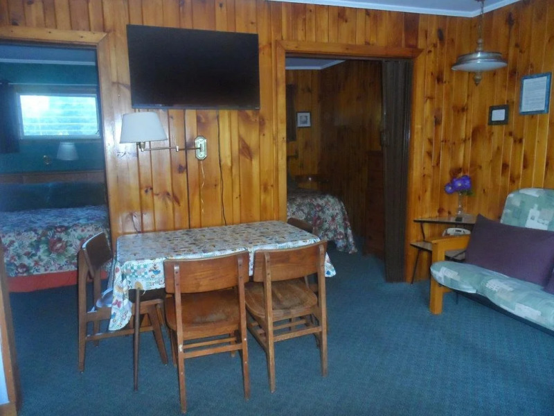 Cramers Point Motel & Cottages