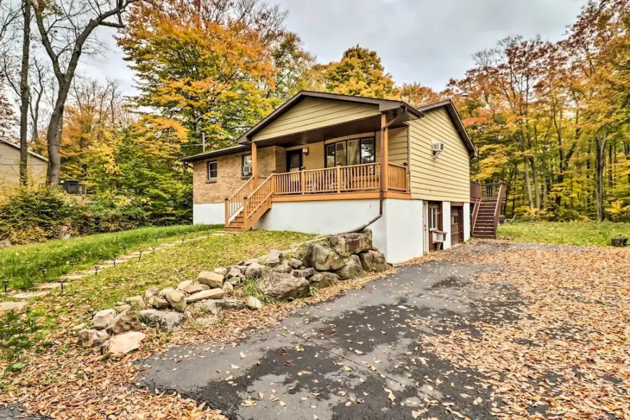 12 Mi to Camelback Ski Resort: Home w/ Decks!