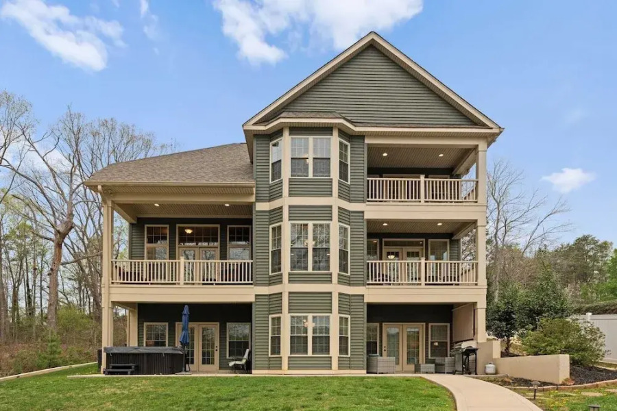 Sleeps 22, Lakefront w/ Private Dock & Pool, 2 Houses Lake Living by Avantstay