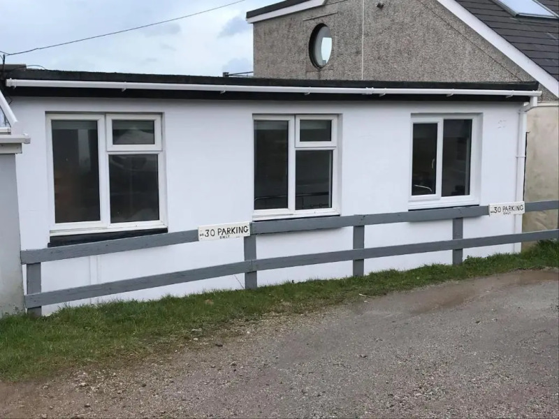 Cosy, Quiet bungalow, one minute from the beach.