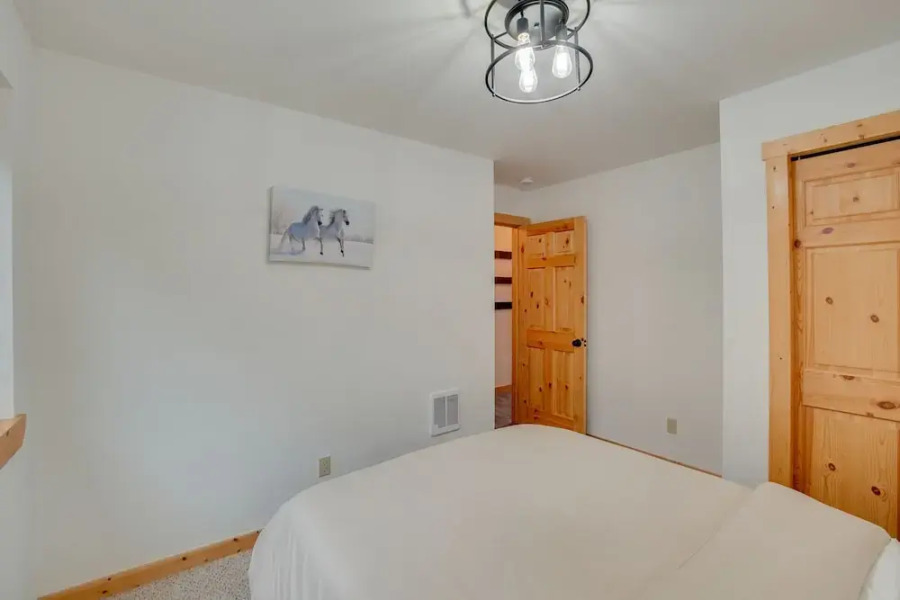 Cabin w/ Hot Tub & Fire Pit: 2 Mi to Cle Elum Lake