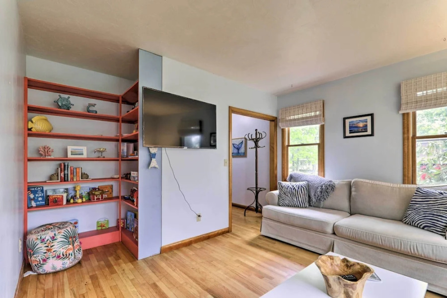 Walk to Main Street: Cozy Cottage in Hyannis