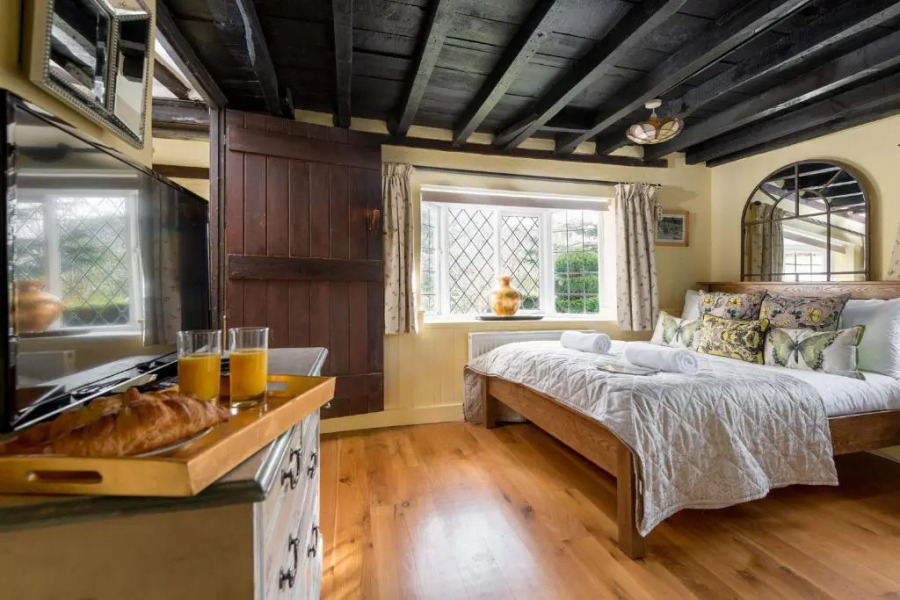 Forest Drove Cottage · Idyllic New Forest 6 Bedroom Thatched Cottage