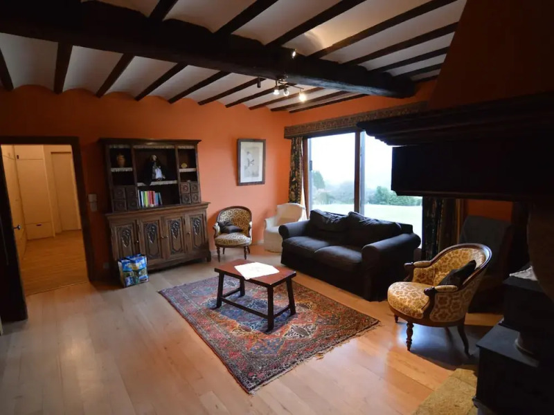 Hillside Retreat With Pond