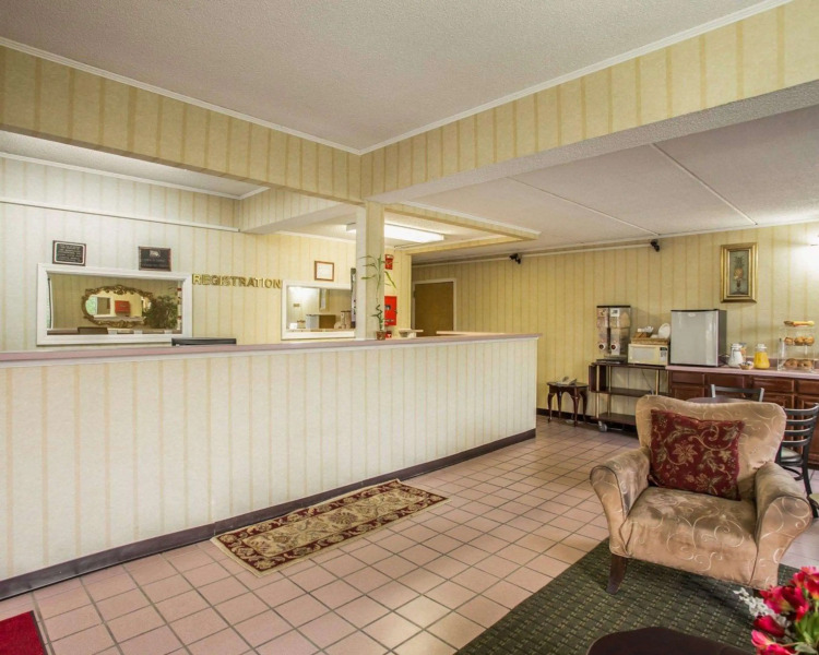 Econo Lodge Inn & Suites