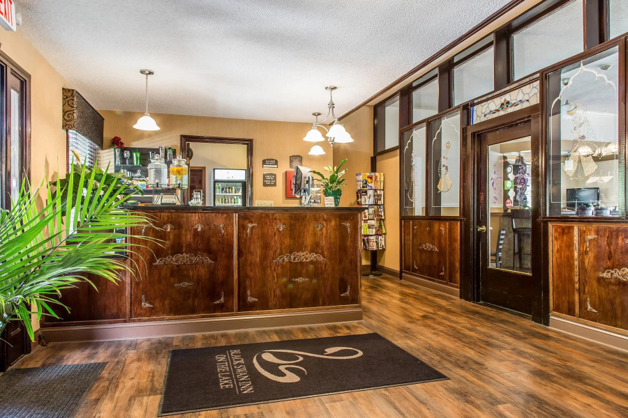 The Black Swan Lee - Lenox, an Ascend Collection Hotel