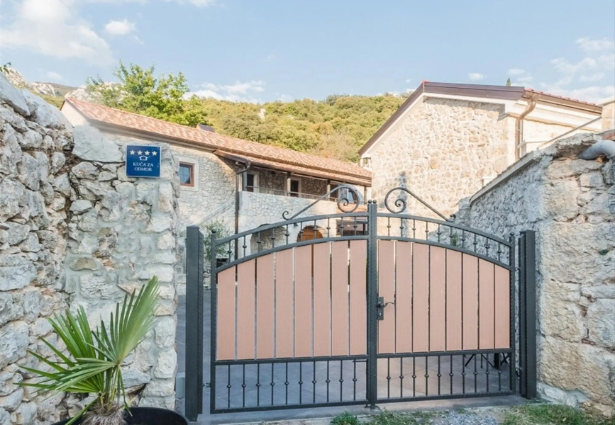 Leonarda - Luxury Stone House - H