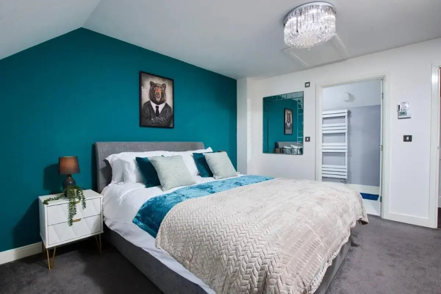 Stunning 4 Bedroom House - Parking And Garden