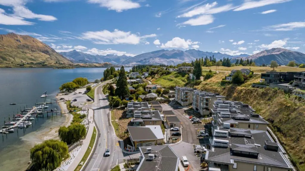 Lakeside Luxury Studio Apartment