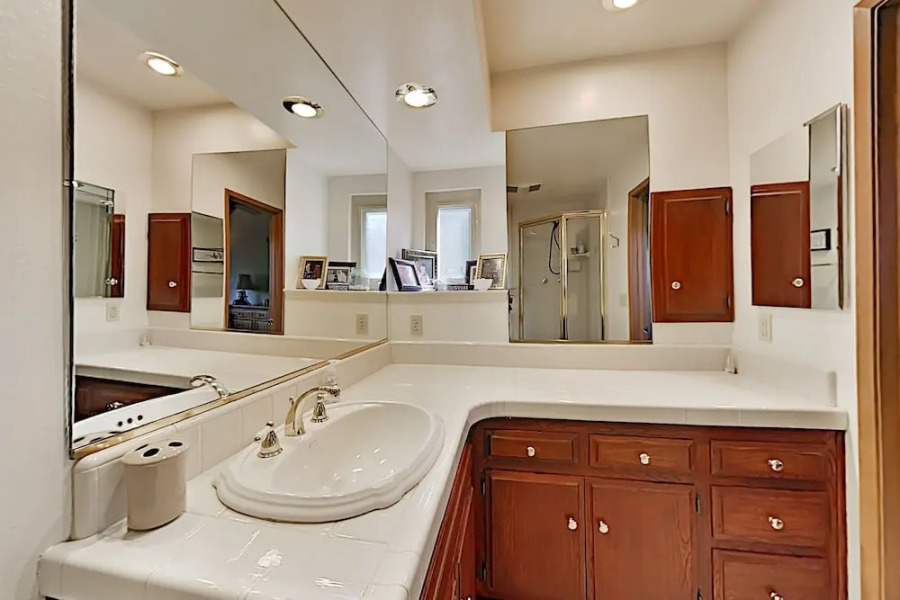 Serene : Forest Views & Wraparound Deck! 3 Bedroom Home