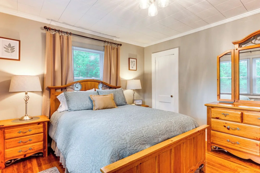 3 Mi to Dtwn & Holiday Events! Forest City Retreat