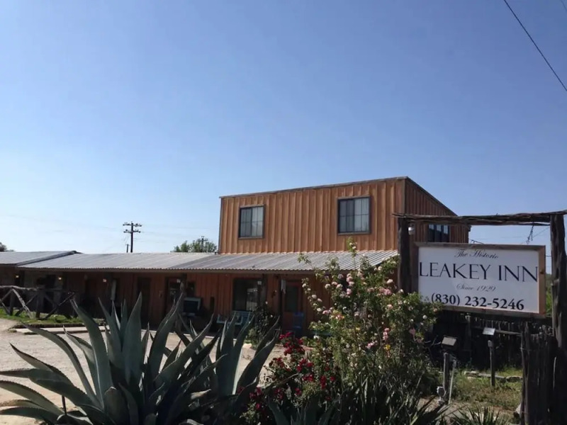 The Historic Leakey Inn