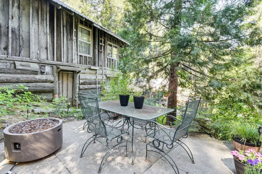 8 Mi to Yosemite National Park: Cabin w/ Fire Pit
