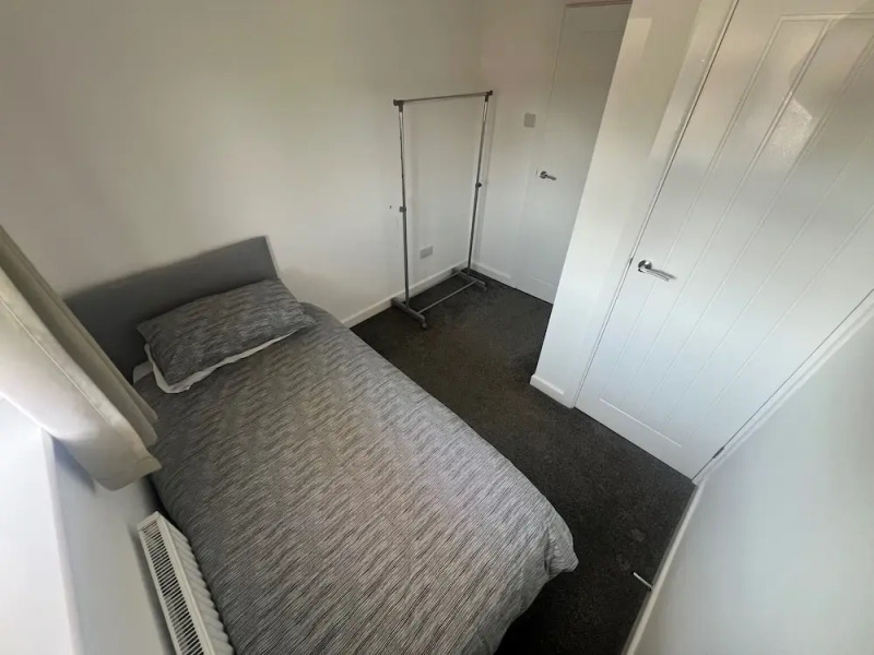 3 Bedroom House - Sleeps 6 & Free Parking