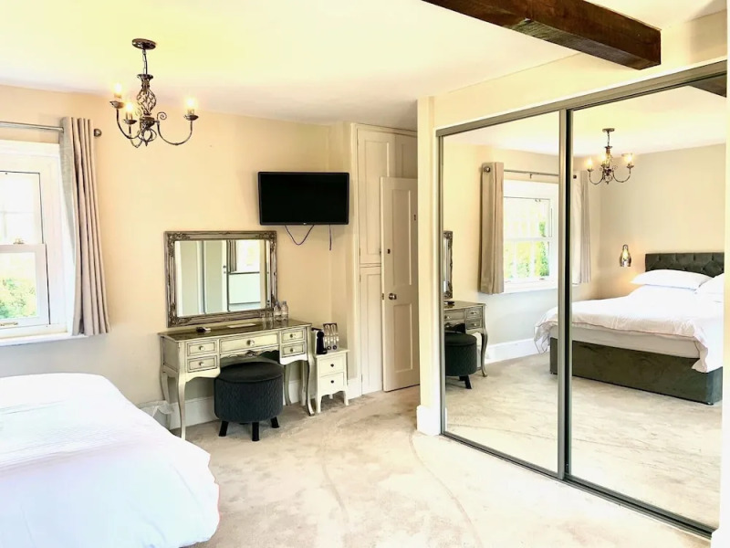 The Farmhouse - Sleeps 12 With Private Grounds