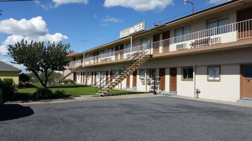 Lakeshore Inn Water Front