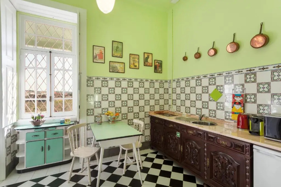 Vintage Balcony Guesthouse & Suites