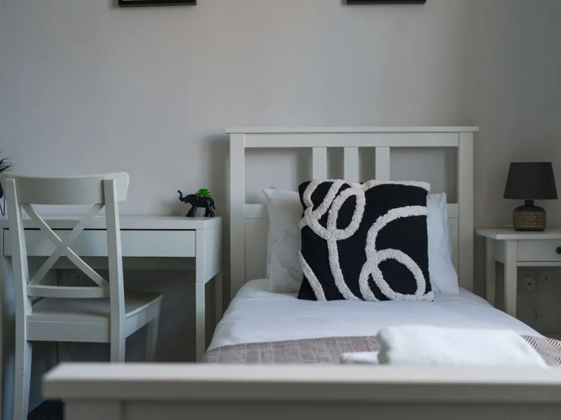 Apartment - Sleeps 3 - Pet Friendly - Parking