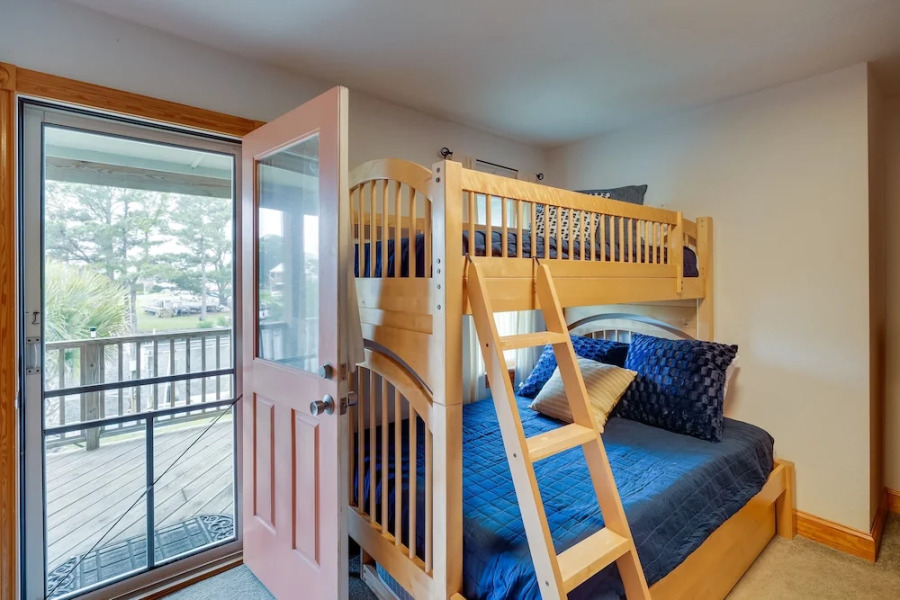 Waterfront Outer Banks Home w/ Beach Access