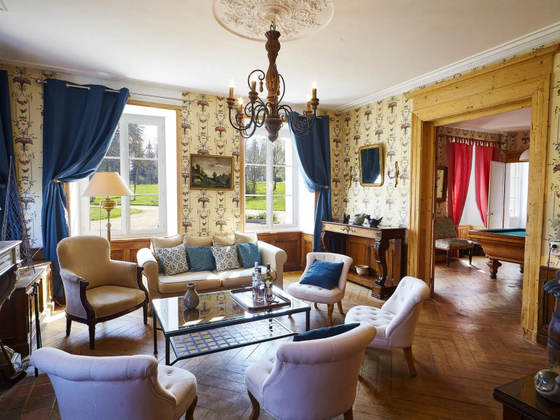 Castle and its outbuildings with terrace in Asnières