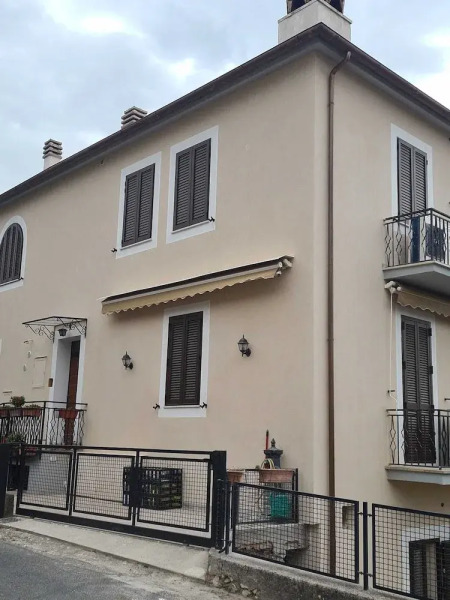 Dueterre Room & Host