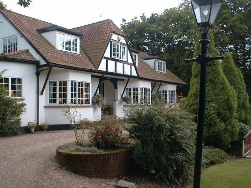 Oaklands Manor