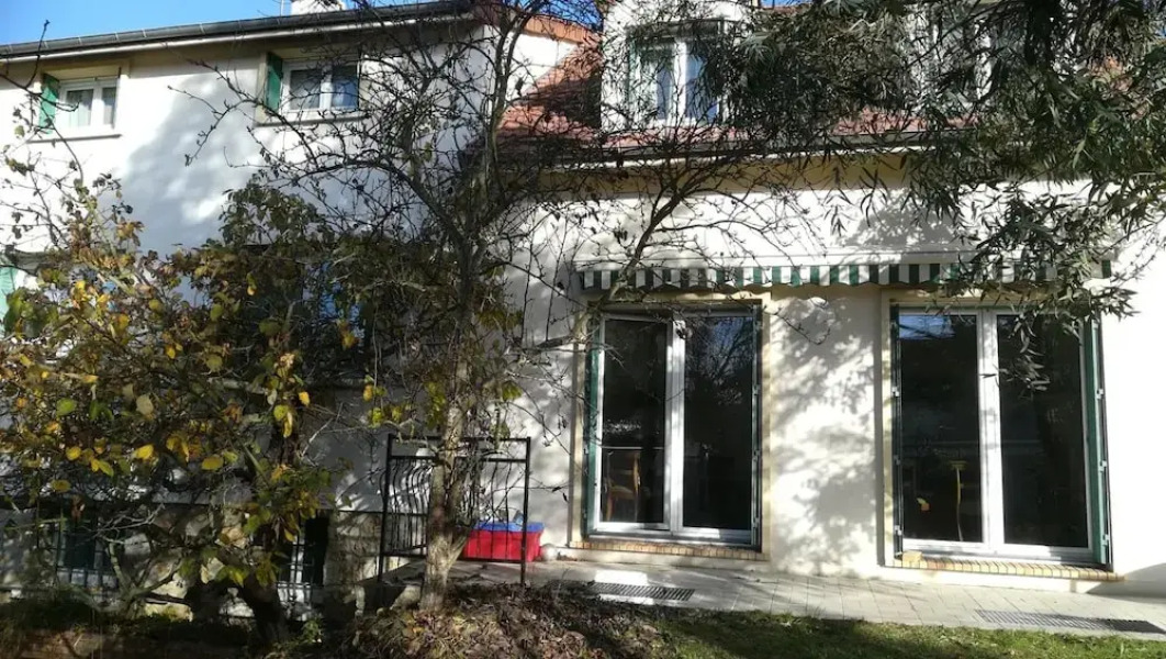Chambre dans une maison pleine de vie