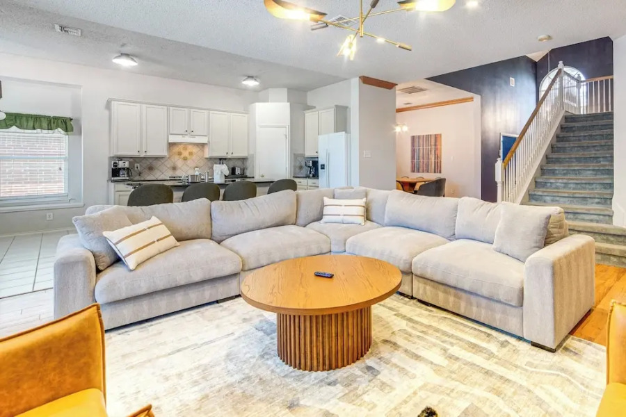 Game Room, Hot Tub & Pool! Grand Prairie Getaway