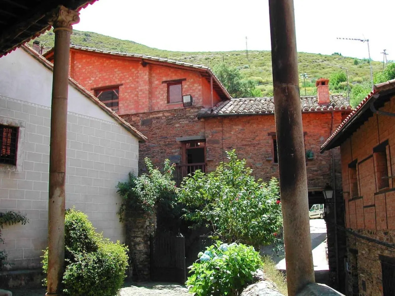 House With 4 Bedrooms in Robledillo de Gata, With Wonderful Mountain View, Terrace and Wifi