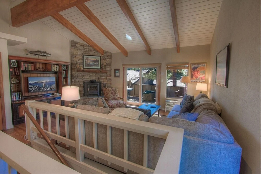 Cozy Bear Lodge 3 Bedroom Home by RedAwning